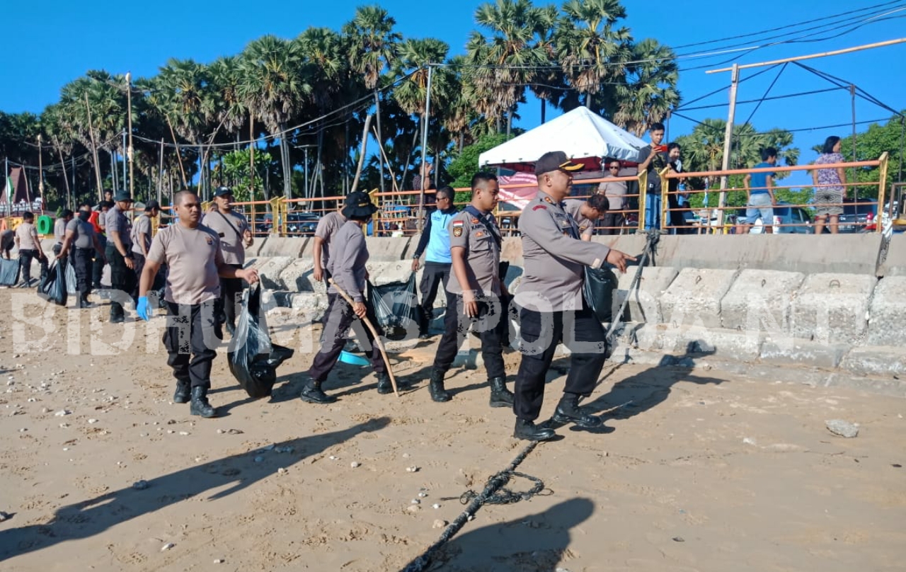 Sambut HUT Bhyangkara ke- 73, Personel Polres Kupang Kota Bersihkan Pantai Warna Oesapa