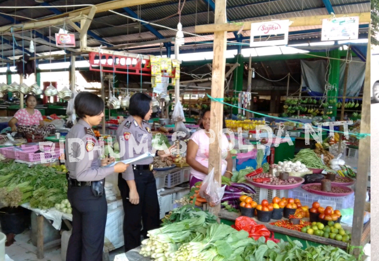Quick Wins, Personel Ditsamapta Polda NTT Ingatkan Pedagang Pasar Oeba Jaga Kebersihan Lingkungan Pasar