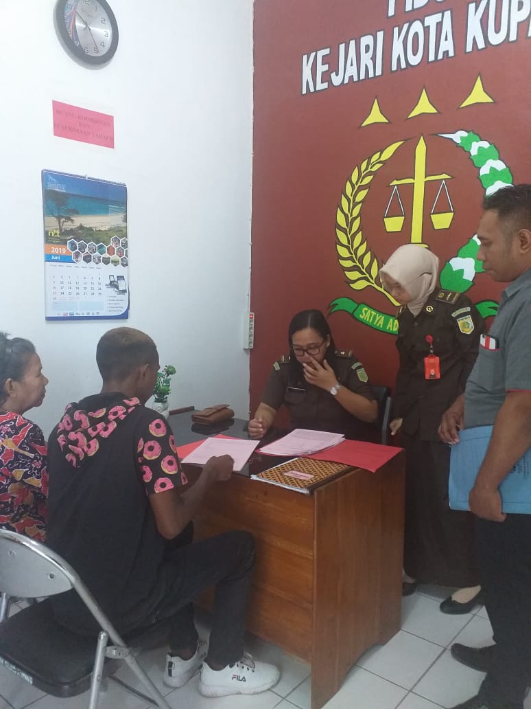 Penyidik Reskrim Polsek Oebobo Polres Kupang Kota Tahap Dua Kasus Penganiyaan kepada Kejaksaan Negeri Kupang