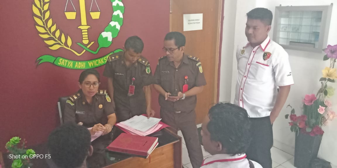 Penyidik Reskrim Polsek Oebobo Polres Kupang Kota Tahap Dua Kasus Pencurian Barang Elektronik ke Kejaksaan Negeri Kupang