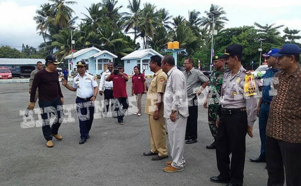 Personel Polsek Lewapante Amankan KM Windu Karsa Dwitya Saat Sandar Perdana di Pelabuhan Kewapante