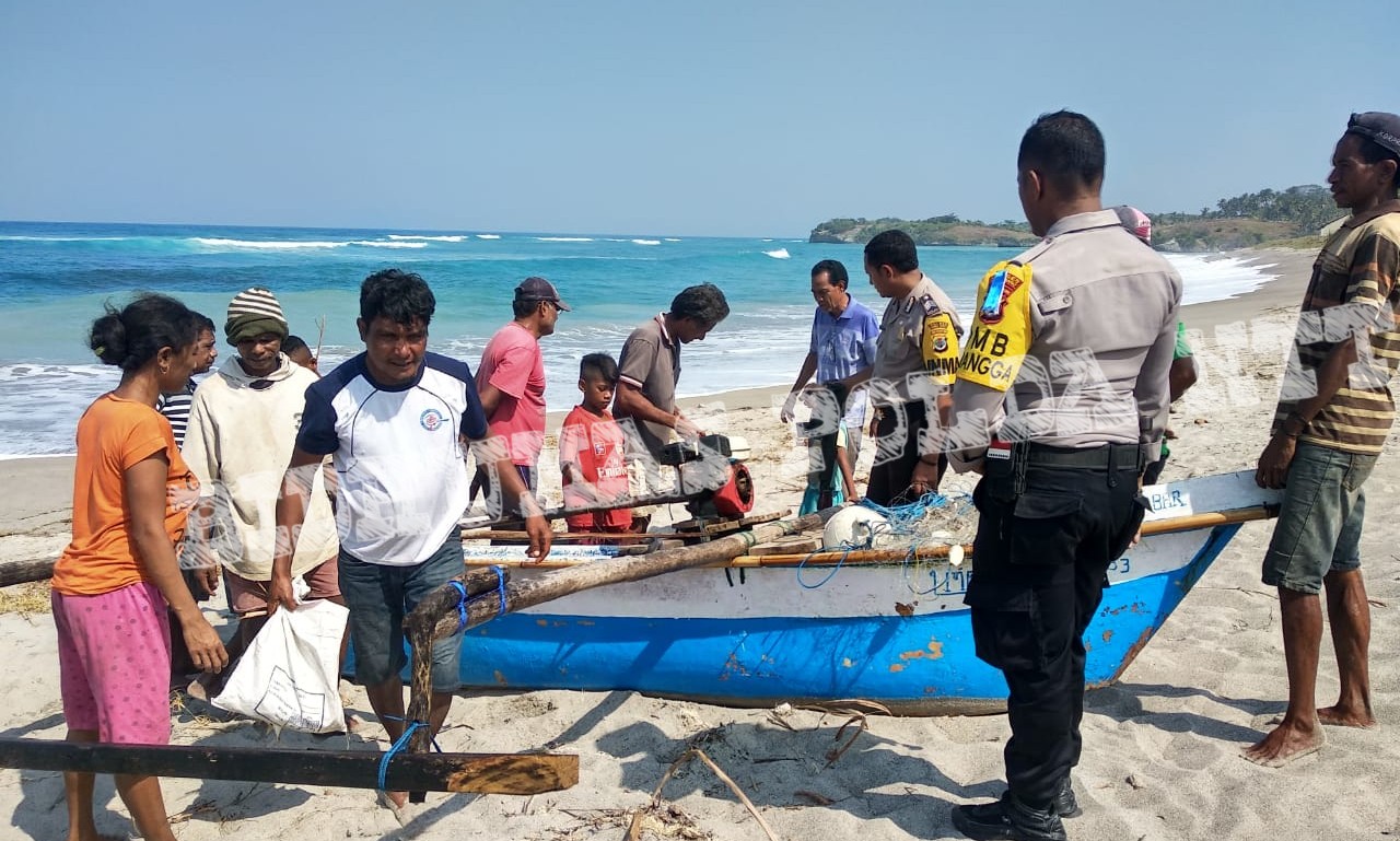 Sambangi Warga Binaannya, Kapolsek Lamboya Imbau Warga Jaga Kebersihan Pantai dan Terus Memelihara Situasi Kamtibmas