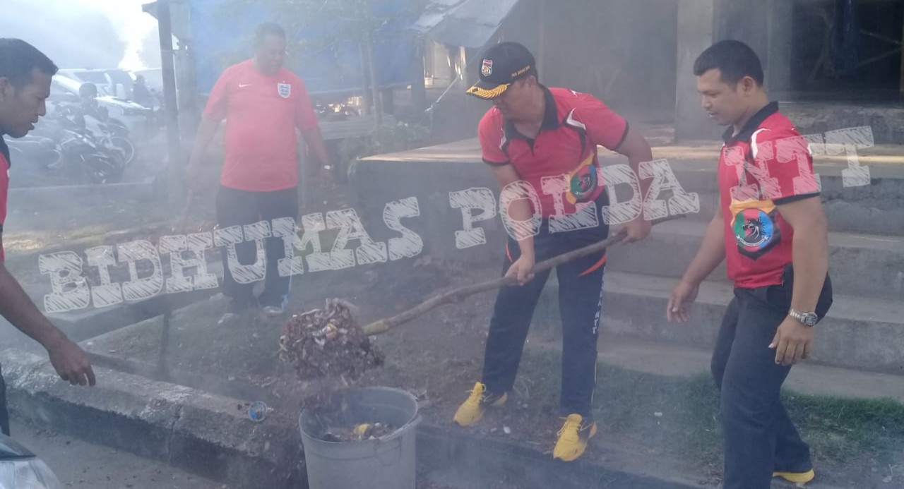 Peduli Pada Kebersihan, Personel Polres Sikka Gelar Bersih-Bersih Sampah di Pasar Alok