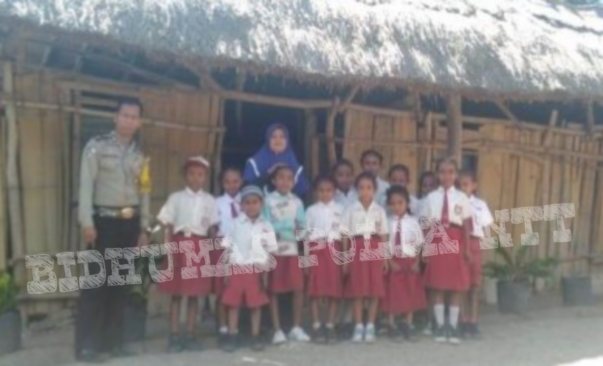 Dekatkan Diri Dengan Anak Usia Dini, Personel Bhabinkamtibmas Polsek Kie Sambangi SD TRK di Desa Napi
