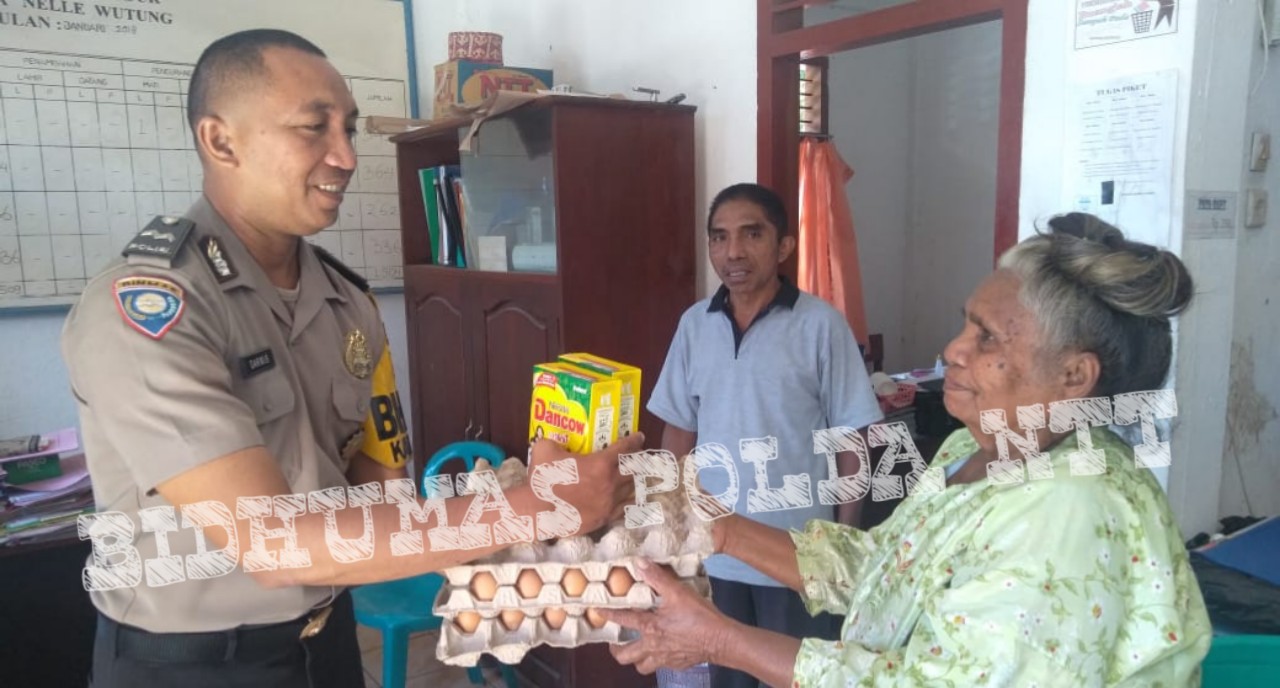 Sambut HUT Bhayangkara Ke 73, Personel Bhabinkamtibmas Desa Nelle Wutung Bagi Sembako Gratis