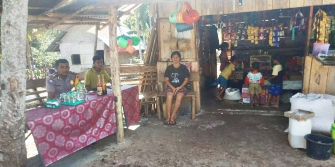 Dekatkan Diri Dengan Masyarakat Bhabinkamtibmas Polsek Wewewa Selatan Sambang Warga Desa Tenateke