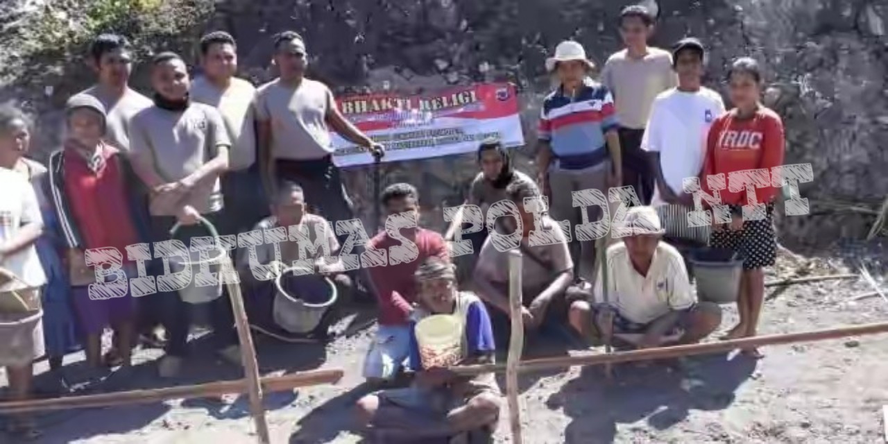 Sambut HUT Bhayangkara Ke 73, Personel Polsek Raimanuk menggelar Bhakti Religi Dengan Membersihkan Sampah di GMIT Manoinhau
