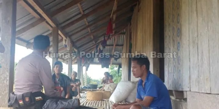 Bhabinkamtibmas Polsek Umbu Ratunggay Sambang Warga Desa Binaan