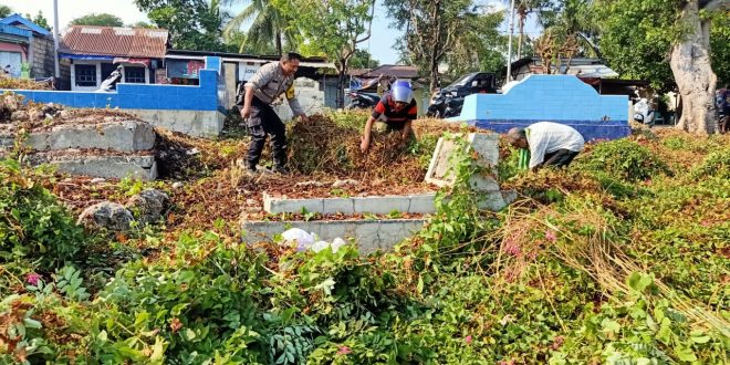 Bhabinkamtibmas Kelurahan Nunhila Bersama Warga Kerja Bakti Membersihkan Makam
