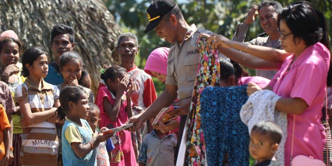 Berbagi di Hari Bhayangkara ke 73, Polsek Sasitamean Beri Alat Tulis dan Pakaian Layak Pakai untuk Warga Desa Beaneno