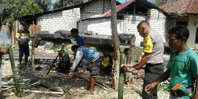 Bhabikamtibmas Polsek Loli Gotong Royong Bersama Warga Perbaiki Pagar Kantor Desa