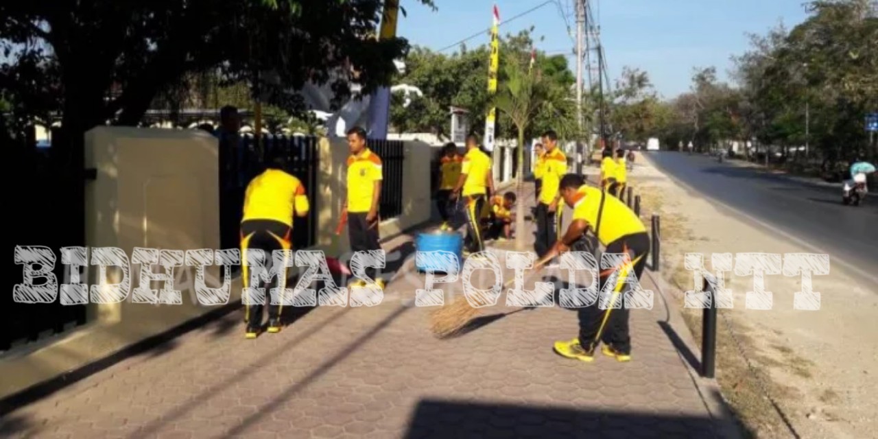 Jaga Kebersihan, Personel Polres Kupang Kota Rutin Bersih-Bersih Lingkungan
