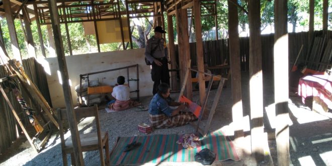 Bripka Iskandar Kasmat Berhasil Bentuk Kelompok Tenun di Desa Binaannya