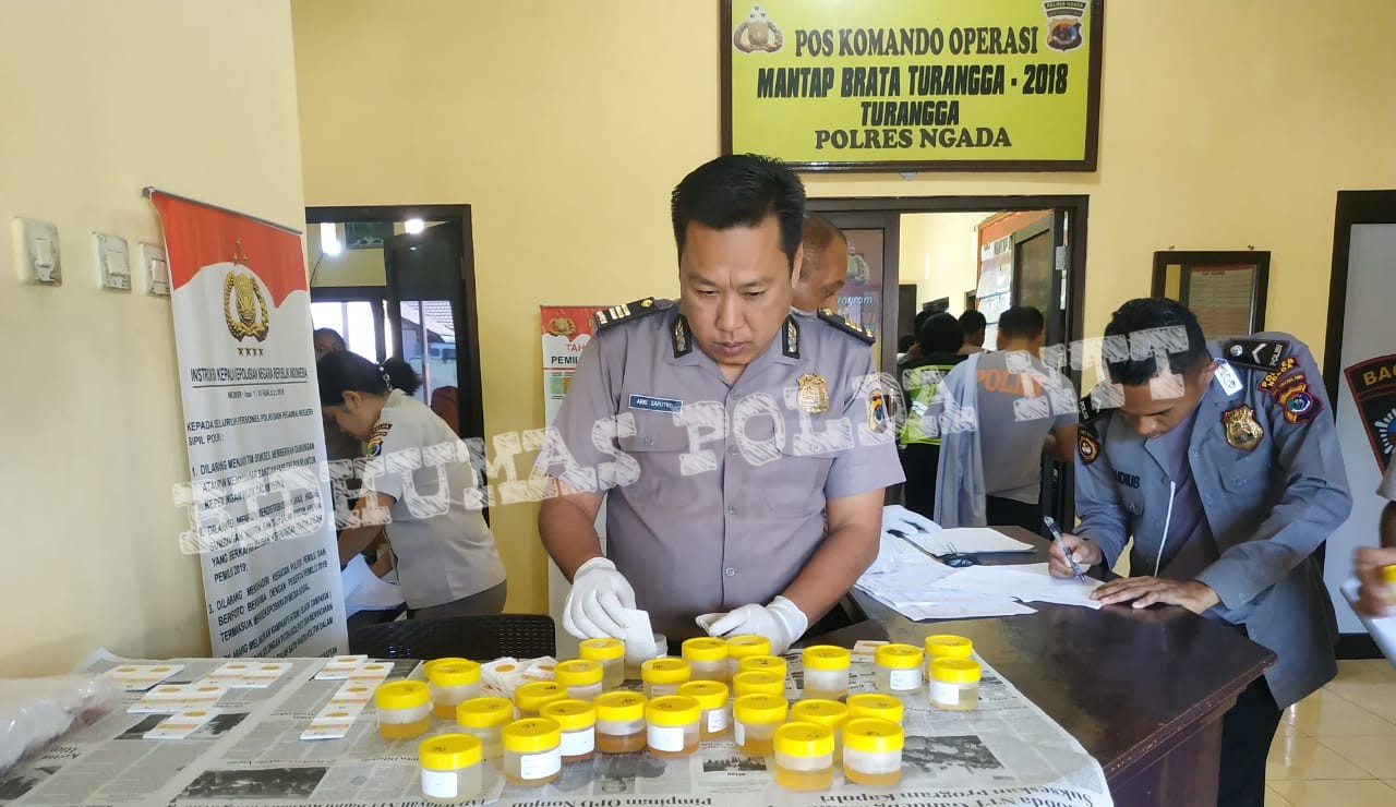 Menjaga Anggota Dari Penyalahgunaan Narkoba, Personel Polres Ngada Diperiksa Urine Oleh Tim Biddokkes Polda NTT