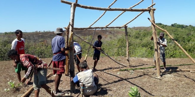 Ciptakan Lingkungan Aman dan Nyaman, Brigpol Siprianus Bangun Pos Kamling di Desa Palamoko