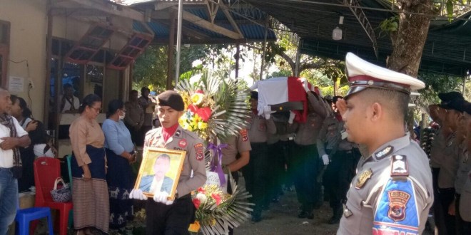 Kabag Sumda Polres Sumba Barat Pimpin Upacara Pemakaman Purnawirawan Serma Agustinus Bunga