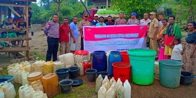 HUT Bhayangkara ke 73, Polsek Malaka Tengah Turun ke Dua Desa Bagi Air Bersih untuk Warga