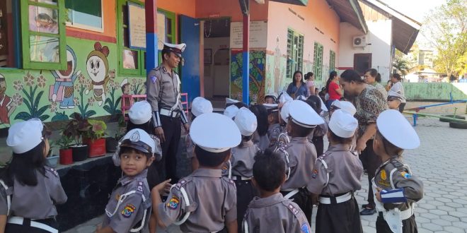 Ajarkan Tertib Berlalu Lintas Sejak Dini, Sat Lantas Polres Kupang Kota Kunjungi TK Bhayangkara