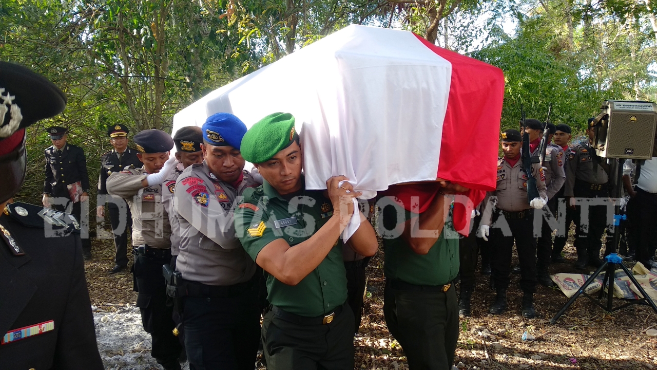 Personel TNI POLRI dari Komunitas Zalas Flobamora Kompak Usung Jenazah Almarhum Brigadir Adi Ito Koroh