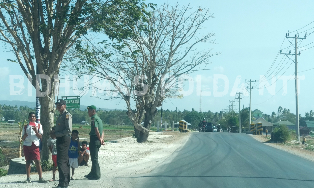 Gabungan Personel TNI-POLRI Lakukan Pengamanan Jalur yang dilalui Rombongan Presiden RI di Kupang