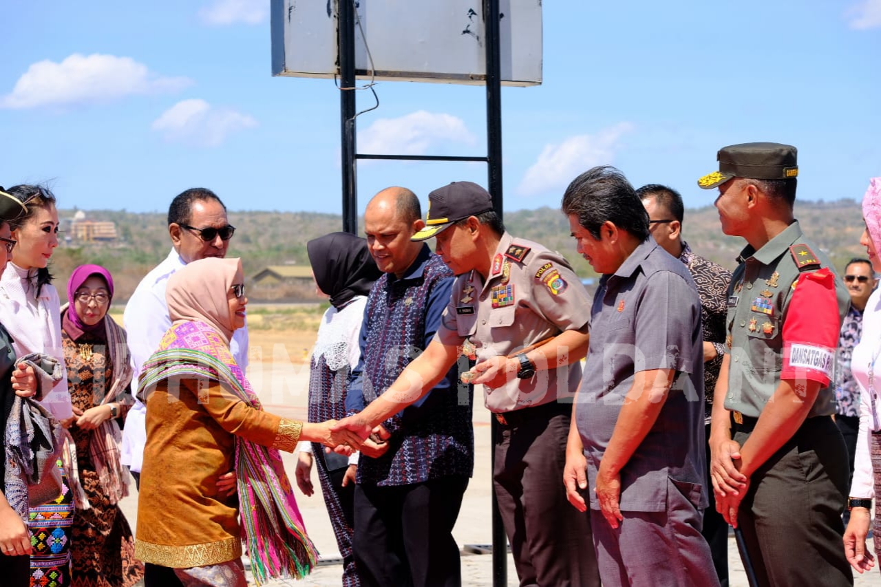 Polda NTT Lakukan Pengamanan Kunker Ibu Hj. Mufida Jusuf Kalla di Kupang