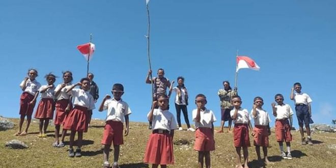 Tumbuhkan Rasa Cinta NKRI, Aipda  Adi Ajak   Pelajar Kibarkan Bendera Merah Putih di Puncak Gunung Wisata Alam Alam  Ulan TTS