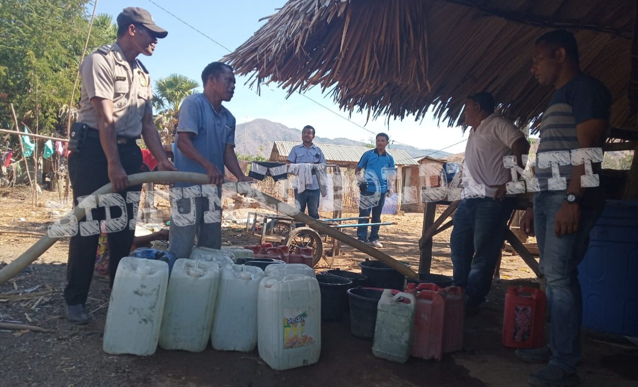 Bentuk Kepedulian, Personel Polsek Aesesa Beri Bantuan Air Bersih Pada Warga Desa Nggolonio