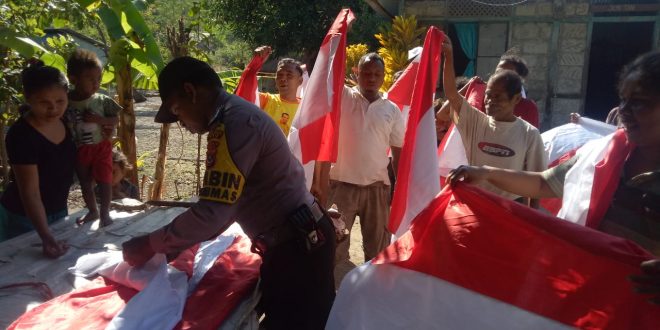 Bhabinkamtibmas Desa Humusu Bagi Bendera Merah Putih di Perbatasan RI-RDTL