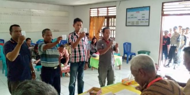 Personel Polsek Raihat Amankan Rapat Pleno Penetapan Calon Kepala Desa Tohe