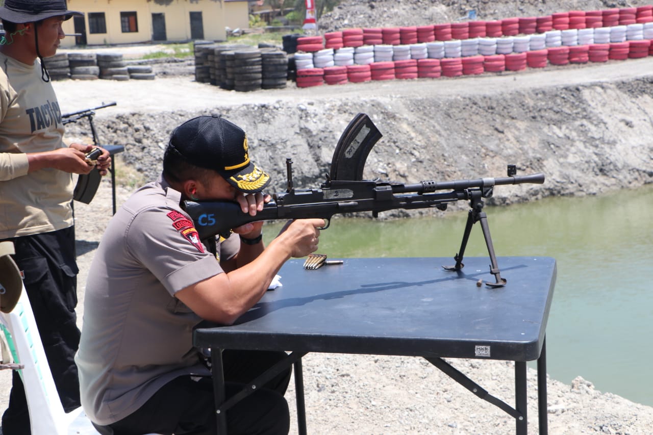 Kapolda NTT Latihan Menembak di Lapangan Tembak Polres Kupang