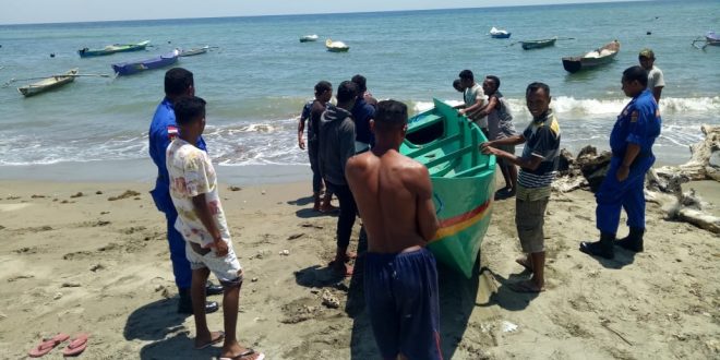 Sambang ke Pesisir Pantai, KBO Sat Pol Air Polres Belu Beri Penyuluhan Keselamatan Pelayaran pada Nelayan