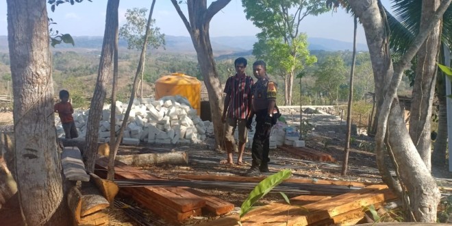 Pantau Pembangunan 5 Unit Rumah Sehat, Brigpol Andreas Ajak Warga dan Aparat Desa untuk Transparan