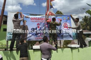 Polres Lembata Pasang Spanduk Ucapan Dirgahayu TNI ke-74