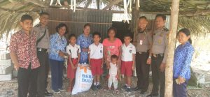 Kapolsek Kupang Timur Berikan Bantuan Sembako Pada Warga Korban Kebakaran Rumah