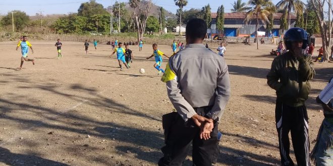 Bripka Arianto Laksanak Pengamanan Sepak Bola Dalam Rangka Kegiatan KKM