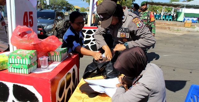 Polres Flotim Lakukan Pemeriksaan Badan dan Barang Bawaan di Pintu Masuk Gedung DPRD
