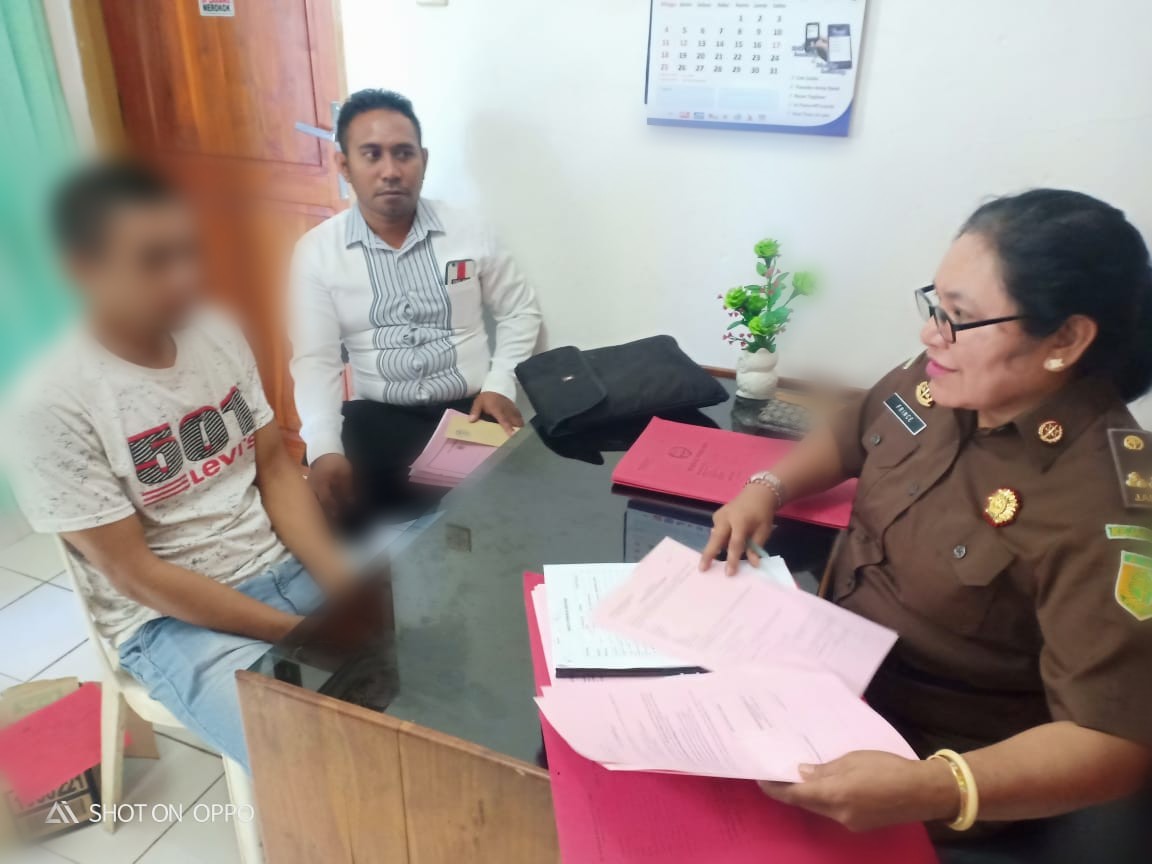 Penyidik Polsek Oebobo Limpahkan Tersangka dan Barang Bukti Kasus Pencurian Laptop ke Kajaksaan Negeri Kota Kupang