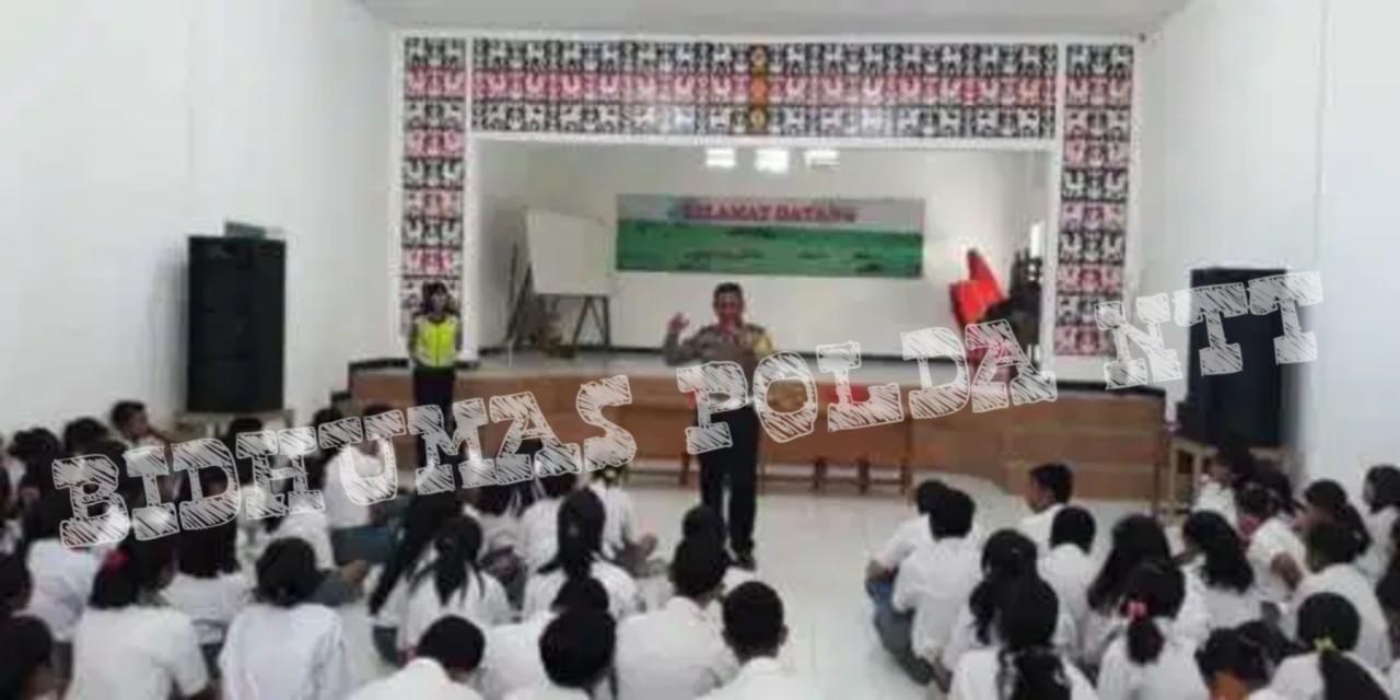 Tingkatkan Kesadaran, Satlantas Polres Sumba Timur Beri Sosialisasi Tertib Berlalulintas di SMA Andaluri