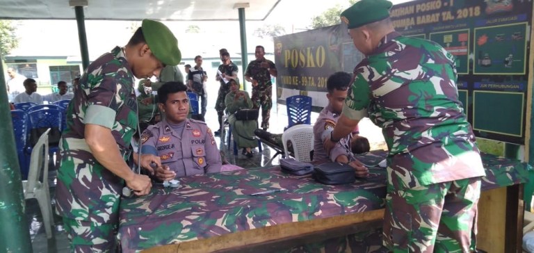 Personel Polres Sumba Barat Ikut Donor Darah Dalam Rangka HUT TNI ke-74
