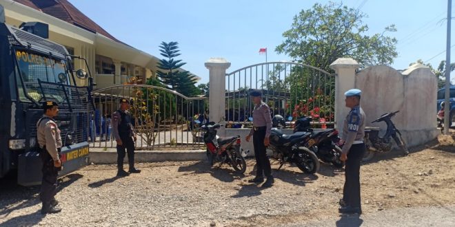 Personel Polres Rote Ndao Amankan Sidang Paripurna DPRD