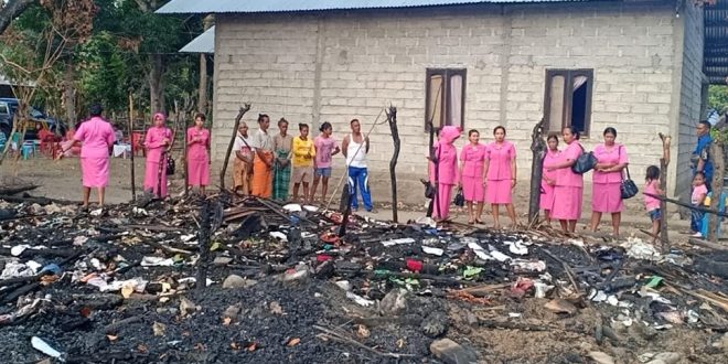 Prihatin dengan Sesama, Pengurus Bhayangkari Ranting Malaka Tengah Kunjungi Korban Kebakaran di Desa Kletek