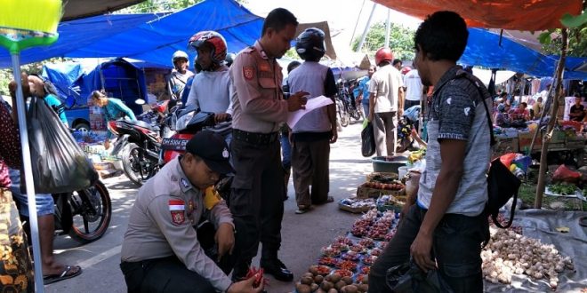 Cek Harga Sembako di Pasar Mingguan, Anggota Polsek Malaka Tengah Selipkan Penyuluhan Ops Bina Kusuma 2019