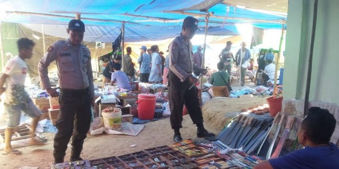 Patroli di Pasar Tradisional, Anggota Polsek Raihat Beri Imbauan Kepada Penjual dan Pengunjung Pasar