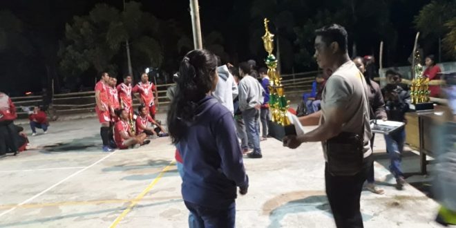 Mewakili Kapolsek Katikutana, Bripka Luken Hadiri Gelaran Penutupan Turnamen Volleyball Kabupaten Sumba Tengah