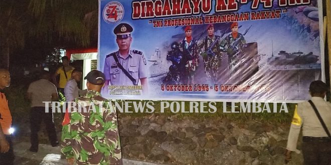 Polsek Omesuri Dibantu Personel Koramil 1624-04 Omesuri Pesang Baliho Ucapan HUT TNI Ke-74