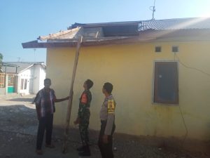 Personel Bhabinkamtibmas dan Babinsa Manulai II Ikut Gotong Royong Bersama Warga Perbaikan Atap Rumah yang Rusak