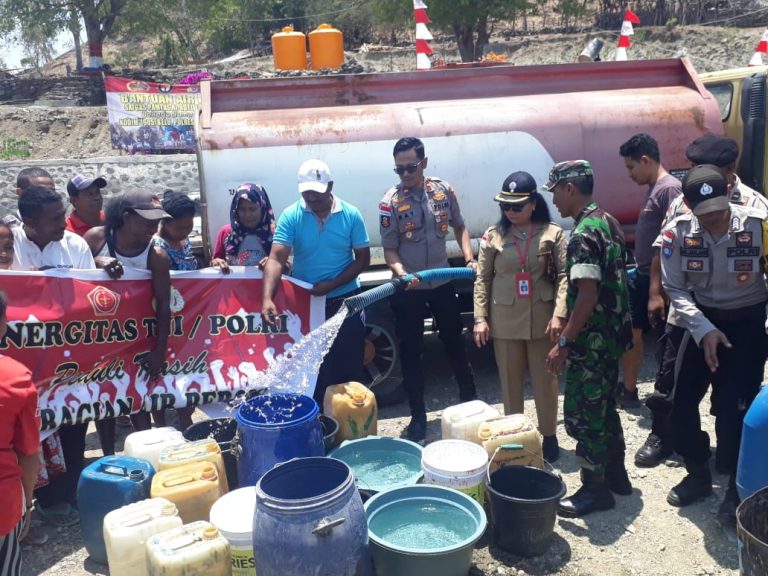 Polsek Tasifeto Timur Bareng Satgas Pamtas dan BNPP Motaain, Bagi Air Bersih untuk Masyarakat Perbatasan