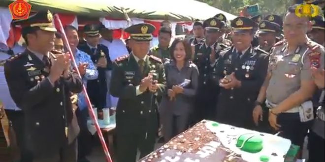 HUT TNI ke 74, Kapolres Belu Beri Kejutan Manis Untuk Prajurit TNI