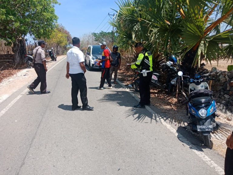 Satlantas Polres Rote Ndao Olah TKP Kecelakaan Dua Sepeda Motor