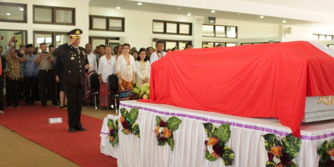 Kapolres TTS Hadiri Pemakaman Mantan Bupati TTS